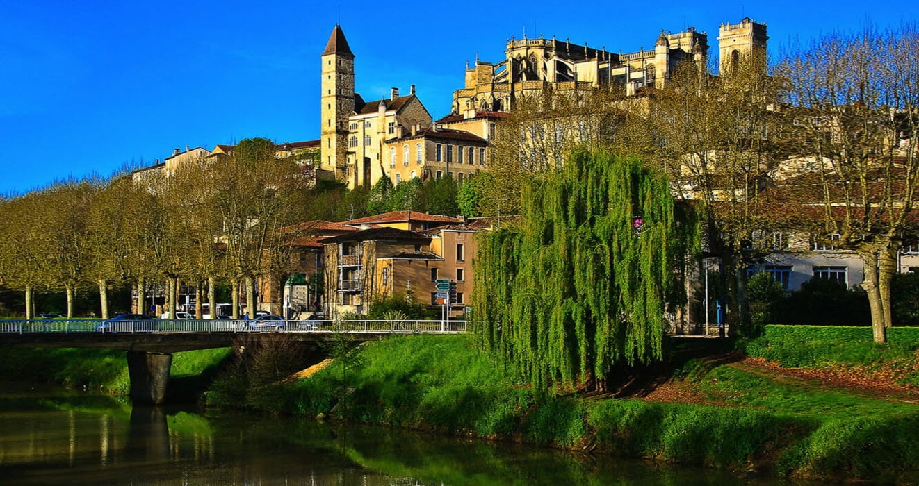 la-tour-d-armagnac-et-la-plantureuse-cathedrale-sainte-marie-dominent-auch-capitale-historique-de-la-gascogne-et-ville-prefecture-du-gers-photo-gerard-vilminot-1643482185